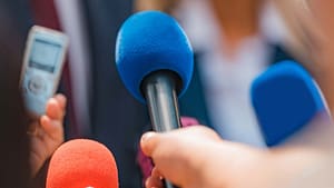 Dans le monde actuel dominé par les médias, l'image illustre l'importance de la formation aux médias pour les personnes confrontées à des interviews. Les microphones pointés vers la personne interviewée symbolisent les défis potentiels et l'examen minutieux rencontrés lors des interactions avec les médias. Cela souligne la nécessité d'une formation aux médias pour développer les compétences et la confiance nécessaires pour naviguer efficacement dans de telles situations.